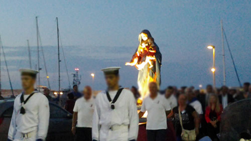 Le barche in processione.